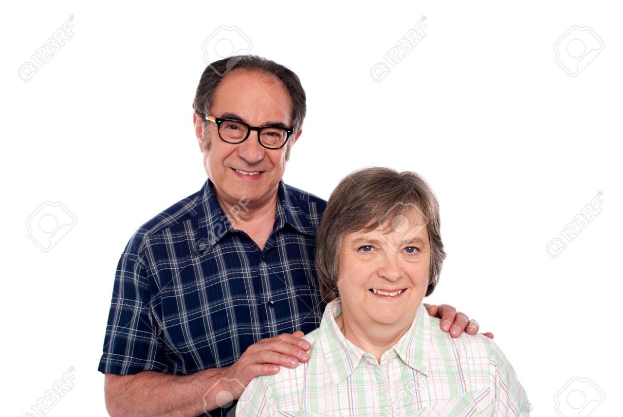 성숙한 몇 웃는 세로. 아내의 어깨에 손을 얹고있는 남자 로열티 무료 사진, 그림, 이미지 그리고 스톡포토그래피. Image  14301745.