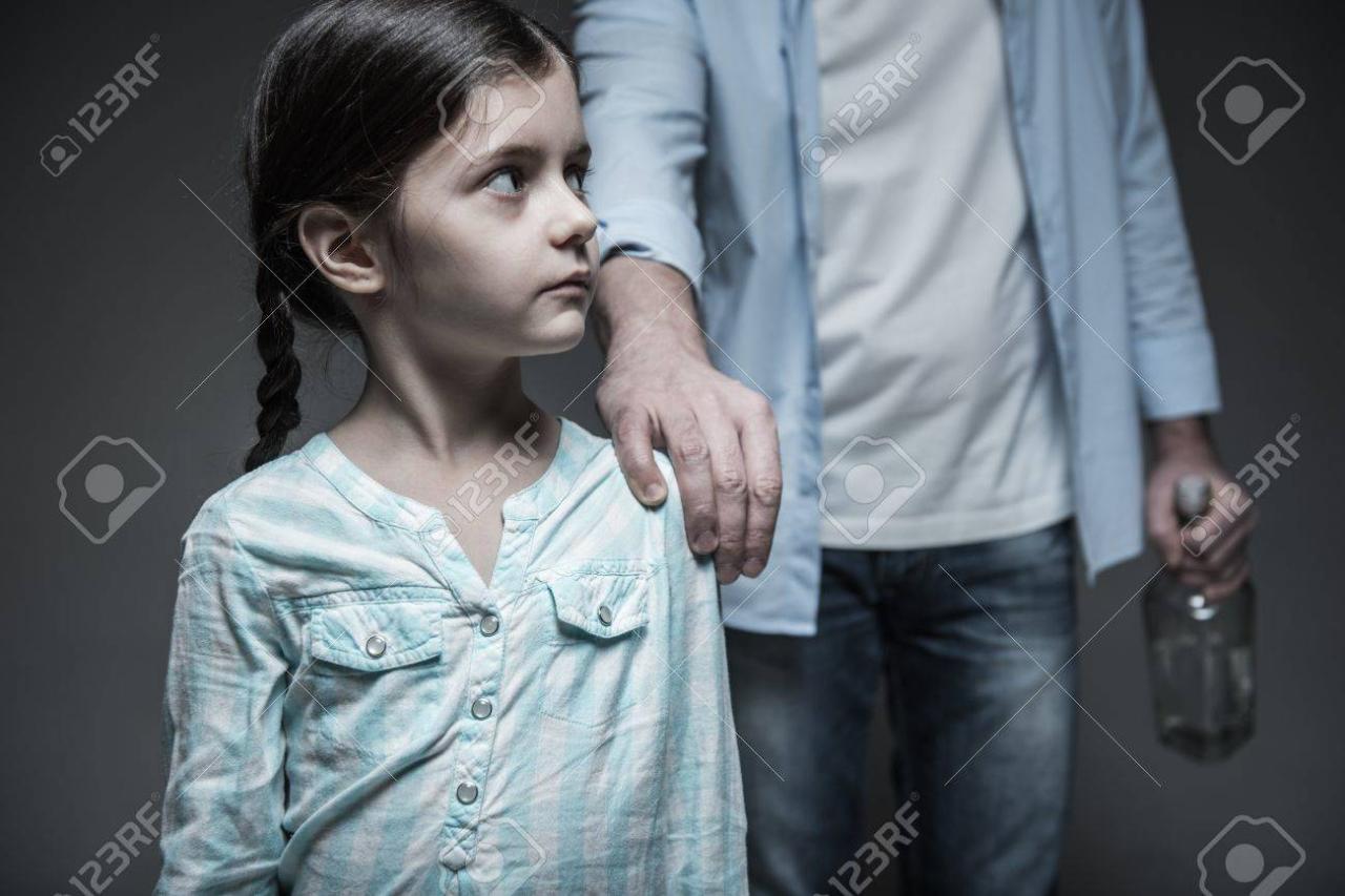 그의 딸의 어깨에 손을 잡고 문제가있는 남자 로열티 무료 사진, 그림, 이미지 그리고 스톡포토그래피. Image 72133149.